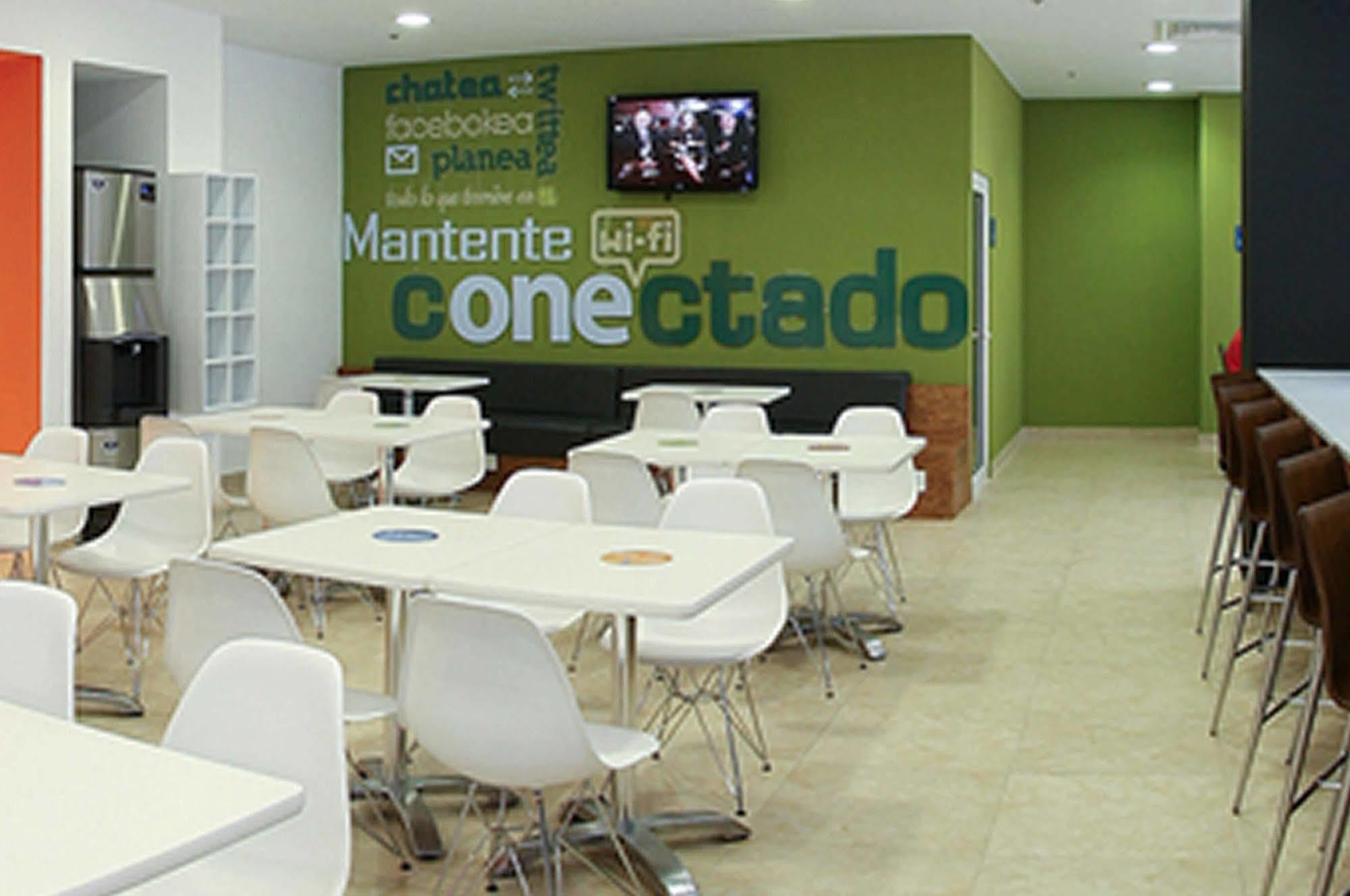 Hotel One Irapuato Esterno foto